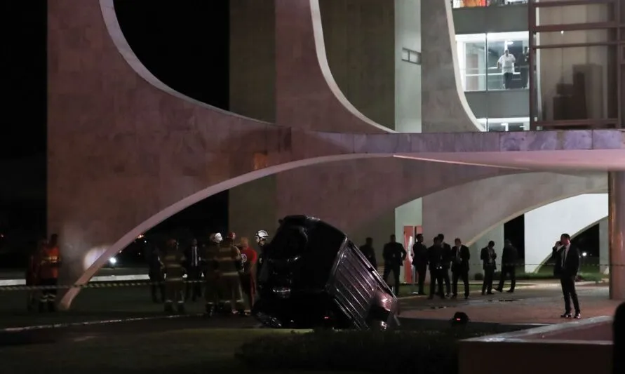 m carro caiu no no espelho d'água em frente ao Palácio do Planalto, em Brasília