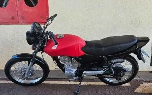 A moto foi flagrada sem os retrovisores e com a placa amassada