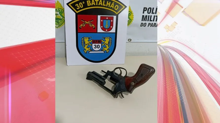 Arma foi apreendida pela Polícia Militar