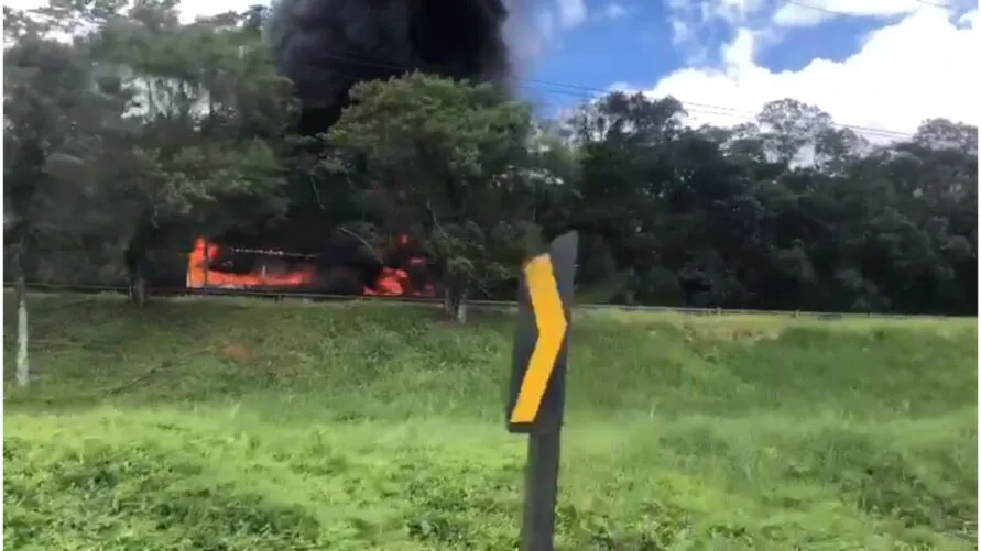 BR-376 em Guaratuba é interditada por conta de incêndio a veículo