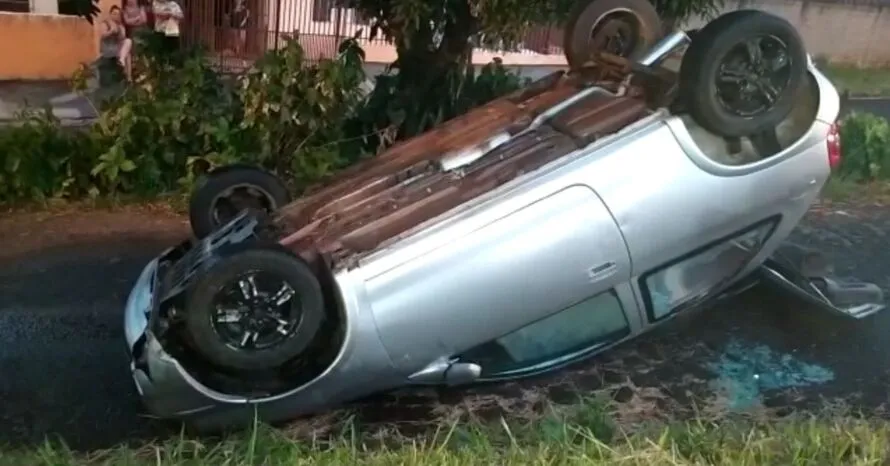 Carro capotou na Avenida Brasil, em Apucarana