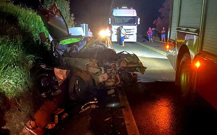 Colisão frontal entre carro e caminhão deixa dois feridos na BR-163