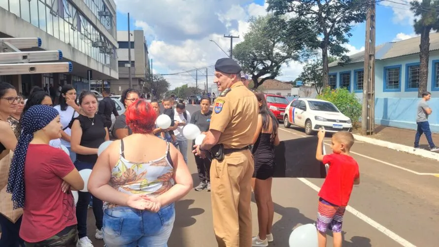 Comandante do 10º BPM, Marcos Facio, conversou com mães durante manifestação