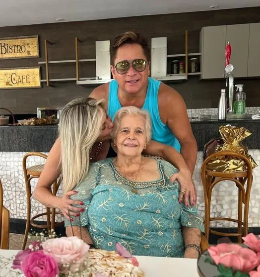 Dona Carmem com o filho Leonardo e a nora Poliana.