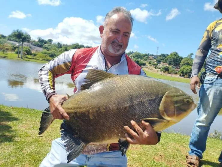 Guilherme Sebastião Oliveira com o tambaqui de 30 quilos