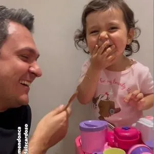 Luísa, a Lulu, diverte o pai, Arthur Luis Cardoso