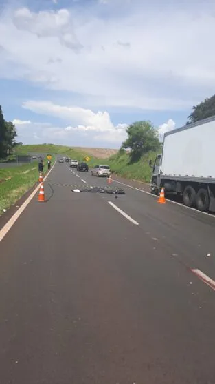 Motociclista foi atingido por uma carreta