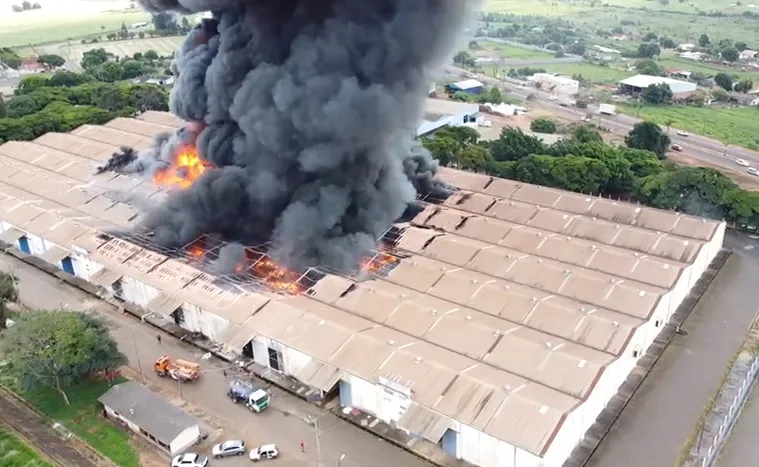 O Corpo de Bombeiros de Astorga e de Pitangueiras trabalha para controlar as chamas