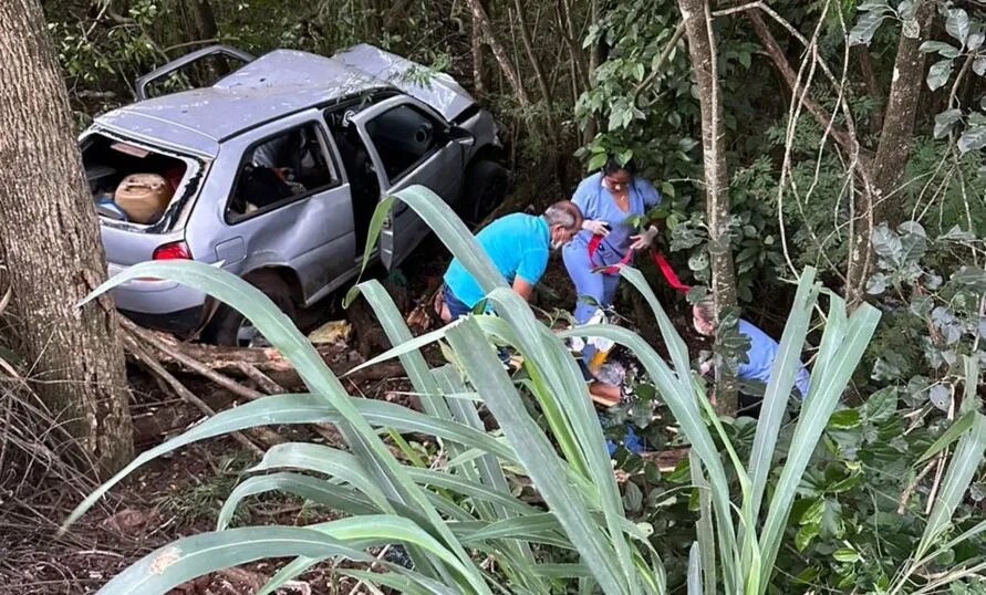 O Gol com 4 pessoas acabou caindo em um barranco