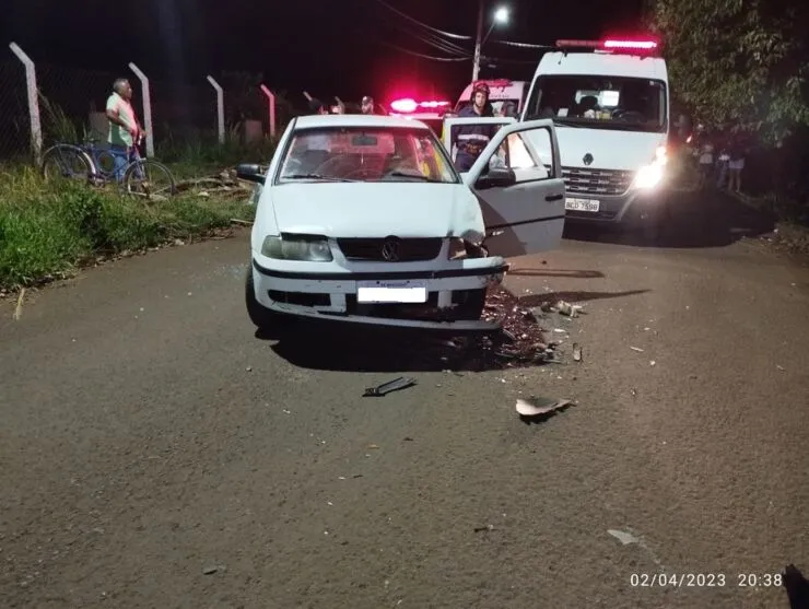 O acidente aconteceu na noite deste domingo (03), na Rua Professor Roberto Rezende Chaves
