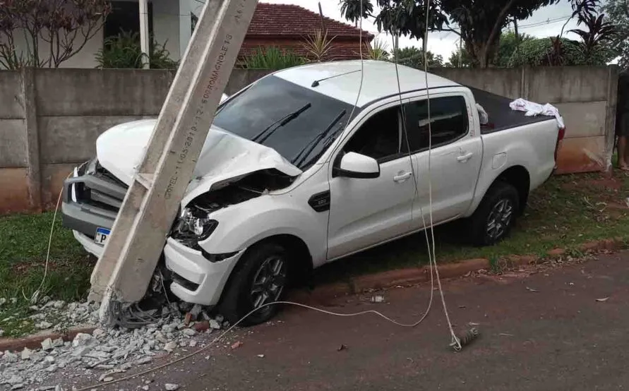 O acidente aconteceu por volta das 16h30 e envolveu uma caminhonete Ford/Ranger que colidiu em um poste