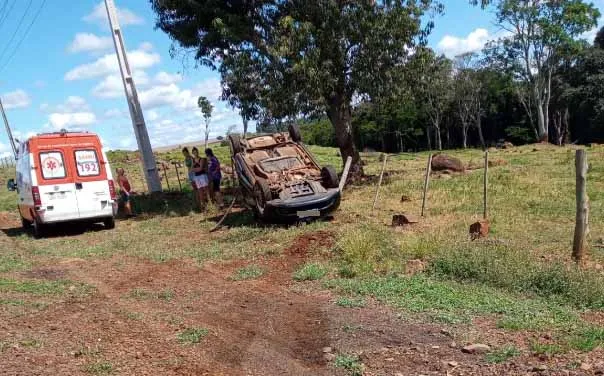 O carro com placas de Mandaguari capotou próximo a ponte do Rio da Bulha