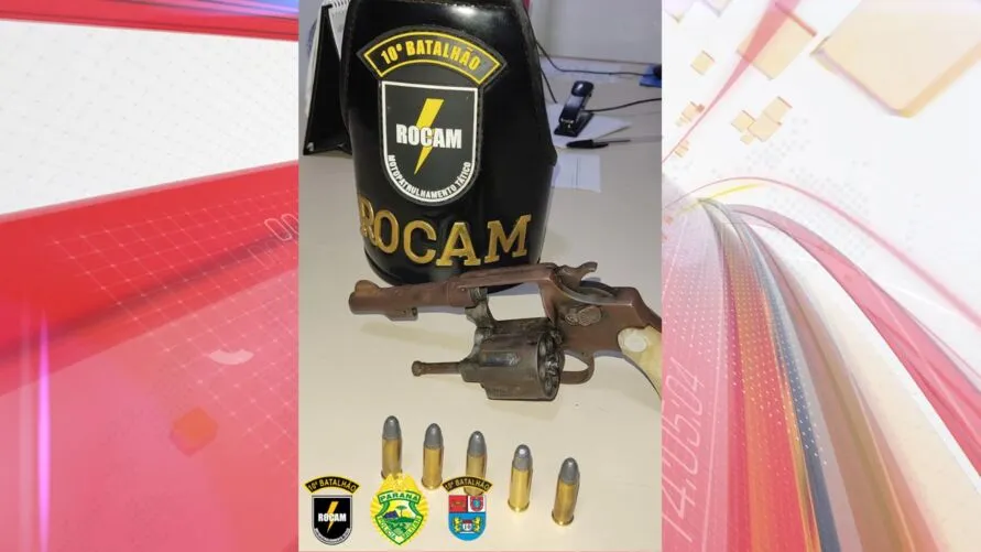 O homem, juntamente com a arma de fogo, foi encaminhado para a delegacia de Apucarana