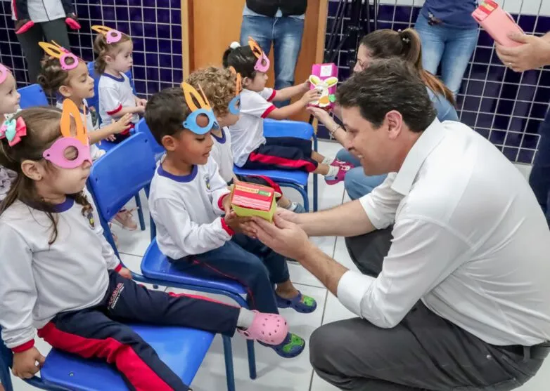 O prefeito Junior da Femac acompanhou a ação no CMEI Josa Ribeiro