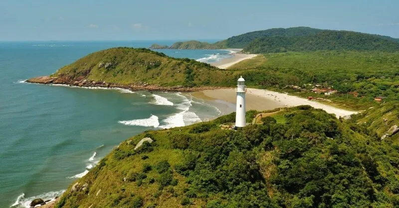 O rapaz teria caído na água perto do farol