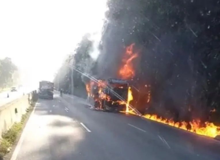 Pessoas tentaram conter o fogo com um extintor, porém, não conseguiram