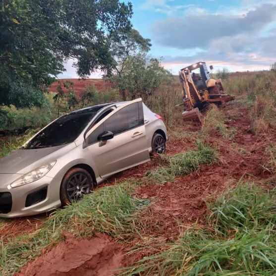 Peugeut 308 foi encontrado no matagal