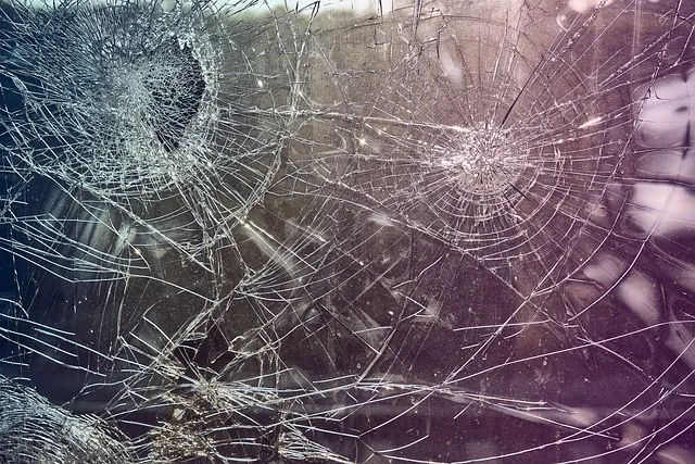 Traficantes quebraram os vidros traseiros e laterais do veículo VW Fusca