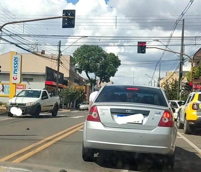 Um motorista embriagado foi preso no começo da tarde deste domingo (26), após se envolver em um acidente na Avenida Curitiba