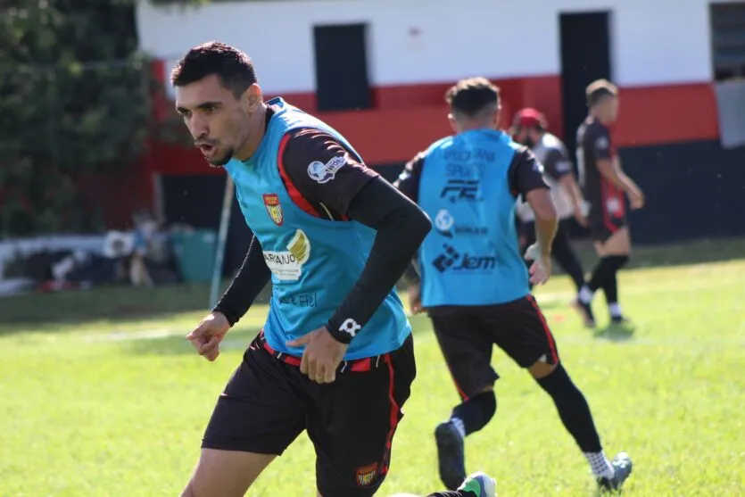 Zagueiro Xavier durante treinamento do Apucarana Sports