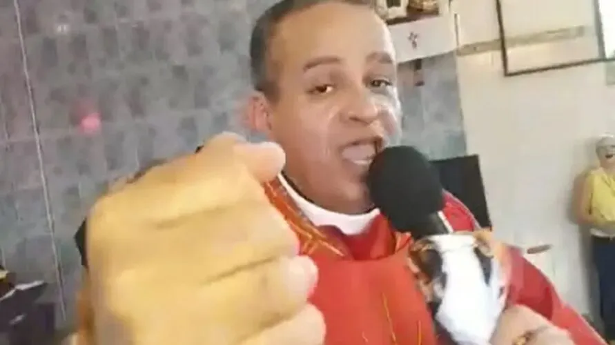 padre Ataniel Silva canta o samba 'Tá escrito'