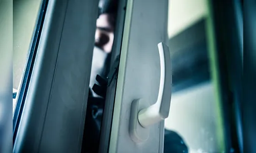 Homem invade residência e agride adolescente de 13 anos