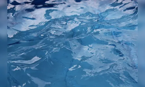 Garotos aprontam em piscina de clube em Apucarana