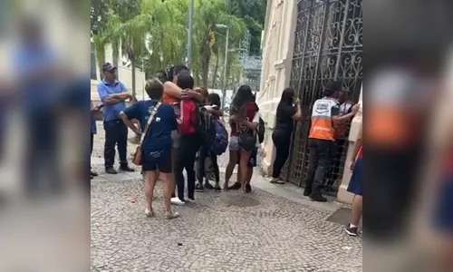 Adolescente de 15 anos tenta atacar colegas com golpes de faca, no RJ