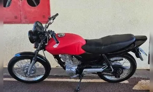 PM aborda motociclista sem CNH e apreende moto, em Apucarana