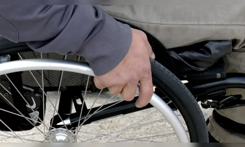 Rapaz derruba irmão da cadeira de rodas durante briga em Arapongas