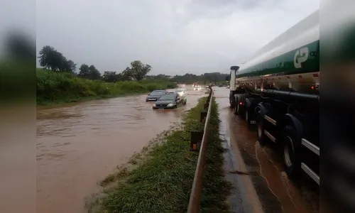 Parte da BR-376 precisa ser interditada após rio transbordar