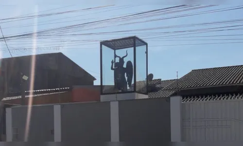 Estátua de Belzebu em muro viraliza e gera competição na internet