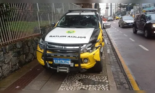 Viatura que levava preso se envolve em acidente; PMs ficam feridos