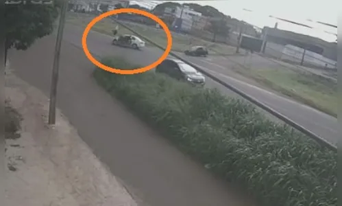 Vídeo: motociclista 'voa' após colidir contra carro em Maringá