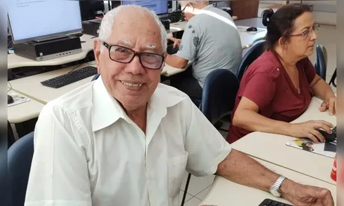 Idoso de 91 anos frequenta aulas de informática com a namorada de 74