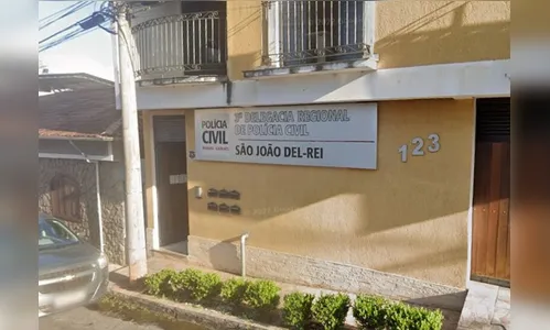 Mulher retorna de viagem e encontra três pessoas mortas em casa