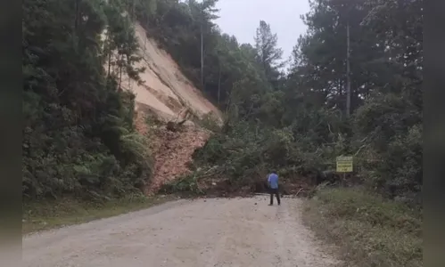 Novo deslizamento causa interdição total na PR-092