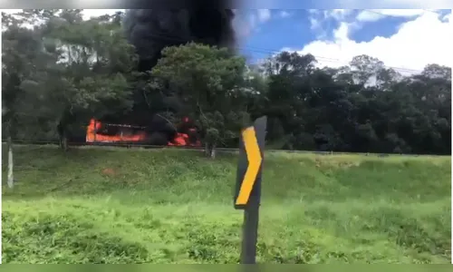 BR-376 em Guaratuba é interditada por conta de incêndio em veículo