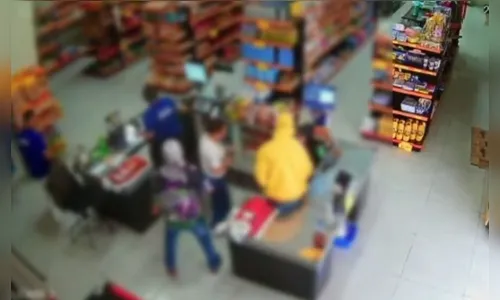 Câmera flagra assalto em supermercado de Marilândia do Sul; assista