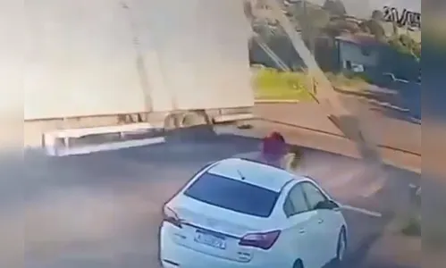 Postes são derrubados por caminhão e quase acertam pessoas; veja