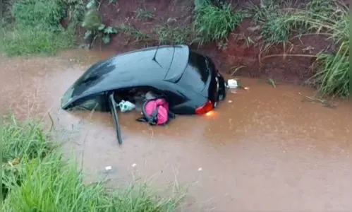 Carro com família dentro cai em buraco com água em Arapongas