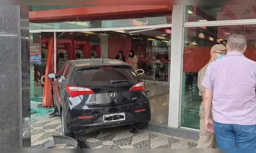 Carro invade calçada, atropela idoso e destrói agência bancária no PR