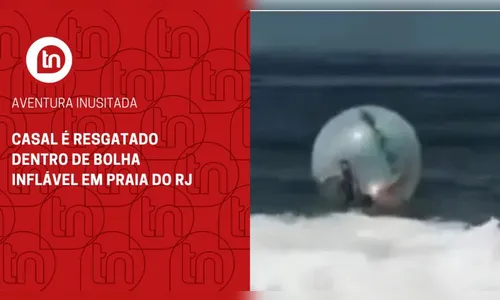 Casal é resgatado dentro de bolha inflável em praia do RJ