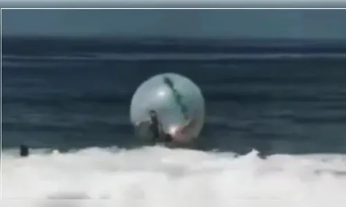 Vídeo: casal é resgatado dentro de bolha inflável em praia do RJ