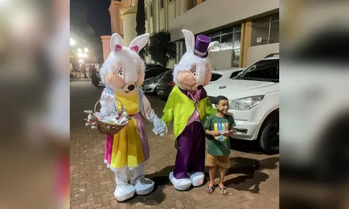 “Coelhos” promovem a Semana Santa e encantam crianças em Apucarana