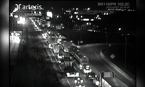 BR-116 é bloqueada após escavadeira cair de caminhão neste sábado