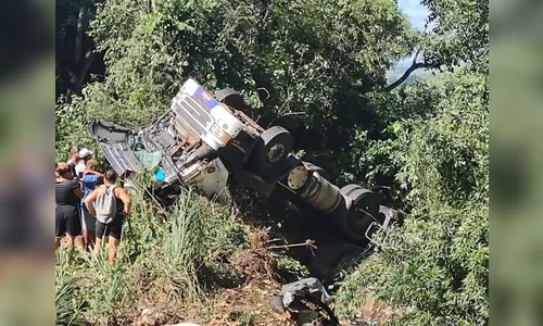 Motorista embriagado tomba carreta em ribanceira na BR-153 no Paraná