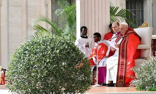 Na Praça de São Pedro, papa celebra missa do Domingo de Ramos