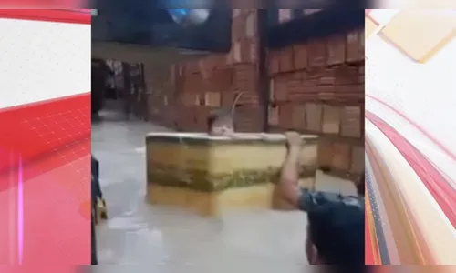 Criança é transportada em caixa de isopor após alagamento em Manaus