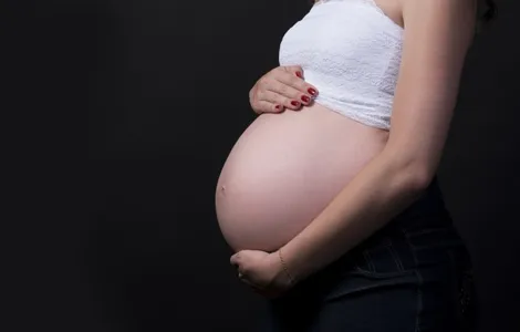 Ela estava suja e ferida, carregando uma criança de 06 anos